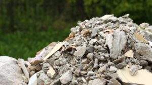 Kontener wypełniony gruzem i odpadami budowlanymi – sposób na legalne zagospodarowanie odpadów w 2025 roku.