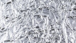 Zgniecione odpady foliowe gotowe do recyklingu – cennik skupu folii w 2025 roku.