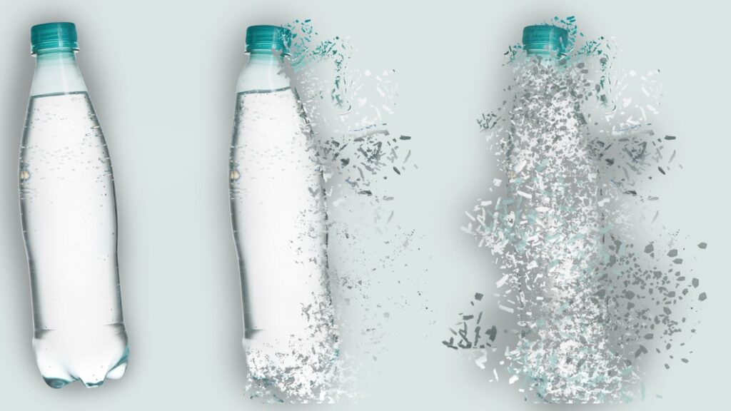 Kolorowe odpady plastikowe leżące wśród naturalnego krajobrazu