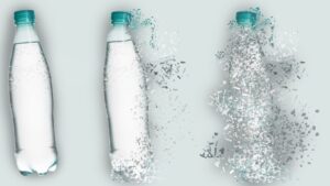 Kolorowe odpady plastikowe leżące wśród naturalnego krajobrazu