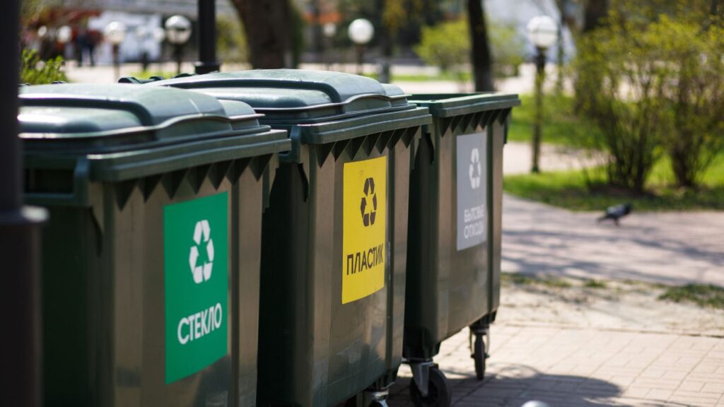 Rodzaje kontenerów na odpady – jak dobrać odpowiedni pojemnik i jak zgodnie z przepisami składować odpady w 2025 roku?
